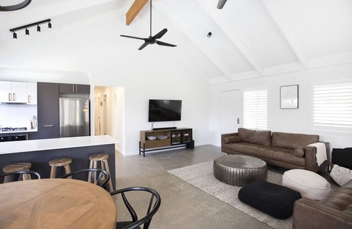 Bawley Point House | Coastal Vibe & Pool. Nestled halfway between the beach & shops.