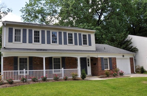 Gaithersburg House | Colonial with full kitchen and patio and 10 min. to metro to D.C.