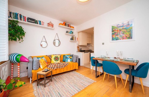 Highbury Apartment | Colourful Highbury Flat near Emirates Stadium - Pass the Keys