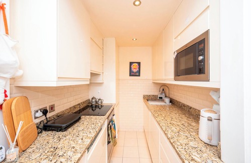Highbury Apartment | Colourful Highbury Flat near Emirates Stadium - Pass the Keys