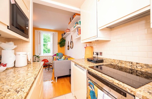 Highbury Apartment | Colourful Highbury Flat near Emirates Stadium - Pass the Keys