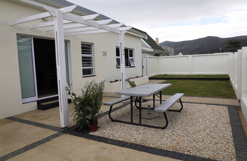 Sandbaai House | COME AND WATCH THE WALES.