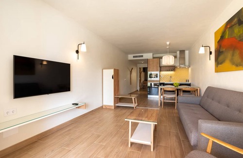 Luz Apartment | Comfort and Convenience! Kitchenette, Pool, Pets Allowed, Near Lagos Marina!
