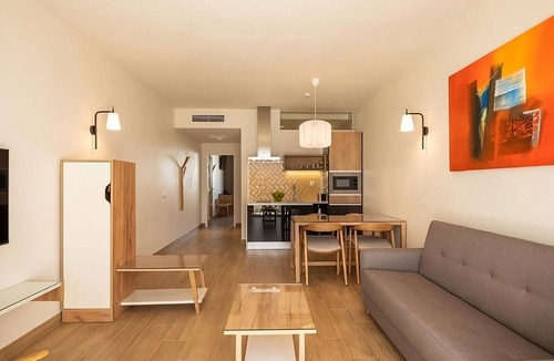 Luz Apartment | Comfort and Convenience! Kitchenette, Pool, Pets Allowed, Near Lagos Marina!