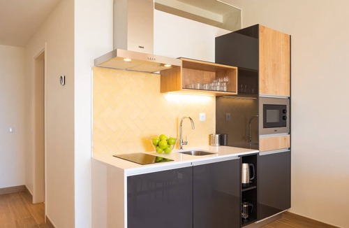Luz Apartment | Comfort and Convenience! Kitchenette, Pool, Pets Allowed, Near Lagos Marina!
