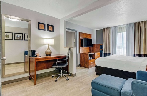 Lansing Hotel | Comfort Suites near I-80 and I-94