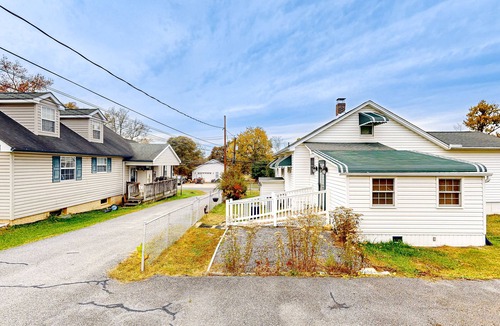 Odenton House | Comfortable home with a work desk, washer/dryer, streaming, & internet
