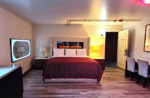 South Holland Hotel | Comfortable Pet-Friendly Room | Ideal for Solo & Couple Trips w/Free Parking