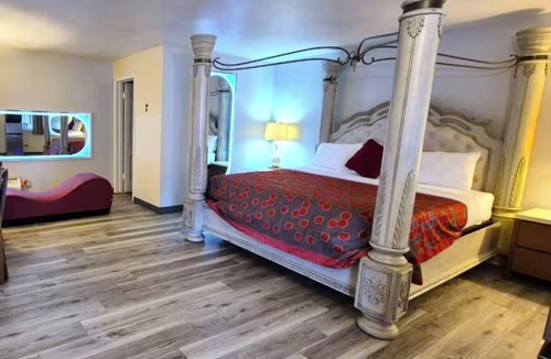 South Holland Hotel | Comfortable Pet-Friendly Room | Ideal for Solo & Couple Trips w/Free Parking