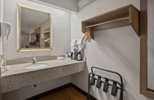 Greensboro Hotel | Comfortable Space Perfect for Extended Stay in Ocala | Free Breakfast!