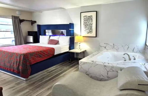 South Holland Hotel | Comfortable Suite w/Jacuzzi & Free Parking – Ideal Couple’s Retreat