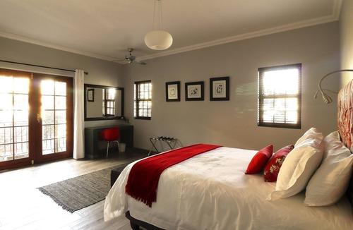 Eastcliff House | Comfy Apartment with Stunning Mountain View