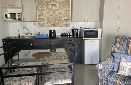 Plumstead Cottage | Constantia Lazy River, Pheasants Nest Studio Apartment with Twin Beds