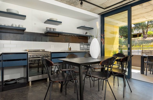 Schotsche Kloof Apartment | Contemporary 3-Bed at the Peak of Bo-Kaap | Pool