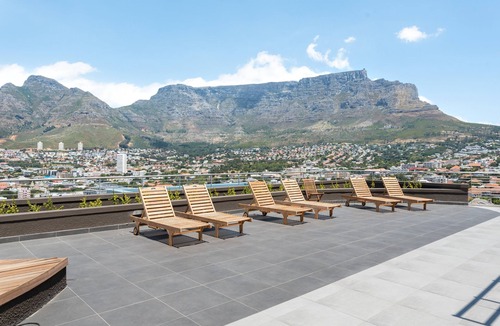 Schotsche Kloof Apartment | Contemporary 3-Bed at the Peak of Bo-Kaap | Pool