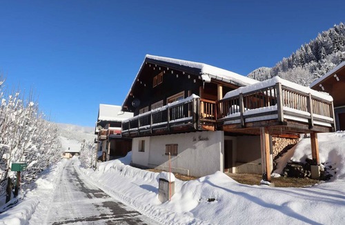 Beaufort Ski Chalet | Contemporary chalet for 8, 4 bedrooms, mountain views, parking, near village