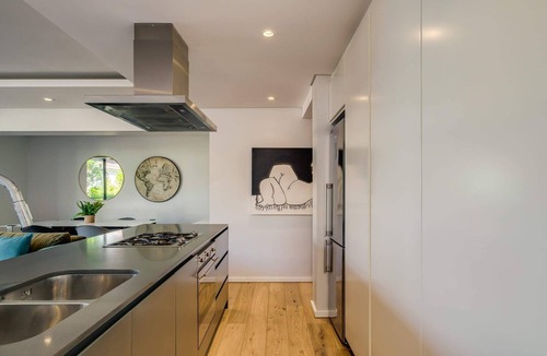 Three Anchor Bay Apartment | Conveniently Located Apartment in Green Point (C on S)