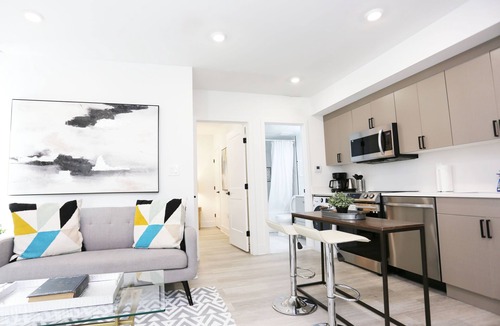 Brookland Bed & Breakfast | Cool & Spacious CitySkyline View Home in Brookland
