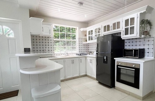 Mullins Beach Apartment | Coral Cove Retreat luxury 2 bedroom apartment with pool, 400m from Mullins Beach