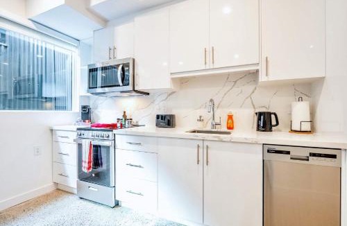 Downtown Toronto Hotel | Corktown Comfort Basement Suite Downtown Stay