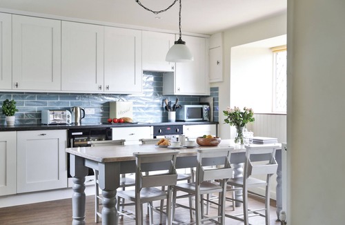 Hook Norton Cottage | Cosy 18th Century Cottage in The Cotswolds. Great for groups and families.