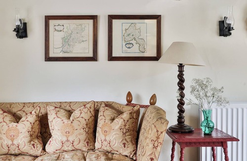 Hook Norton Cottage | Cosy 18th Century Cottage in The Cotswolds. Great for groups and families.