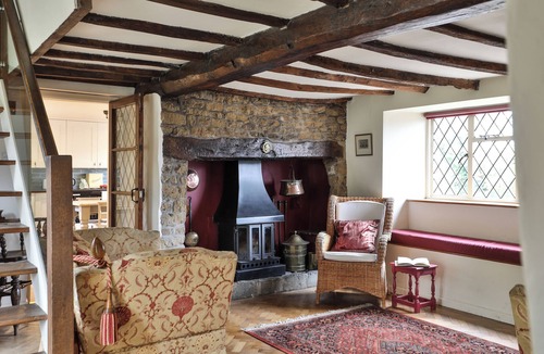 Hook Norton Cottage | Cosy 18th Century Cottage in The Cotswolds. Great for groups and families.