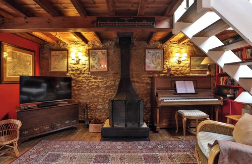 Hook Norton Cottage | Cosy 18th Century Cottage in The Cotswolds. Great for groups and families.
