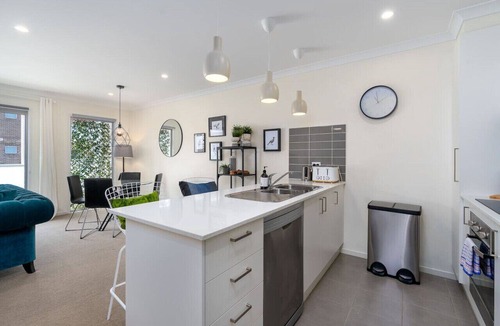 Franklin Apartment | Cosy 2BR Close to Light Rail