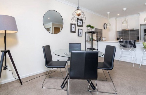 Franklin Apartment | Cosy 2BR Close to Light Rail