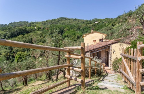 Lucca Villa | Cosy apartment in villa with pool, WIFI, TV, patio, pets allowed, panoramic view, close to Lucca