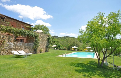 Castelnuovo Berardenga Apartment | Cosy apartment for 6 people with pool, WIFI, terrace, pets allowed and panoramic view