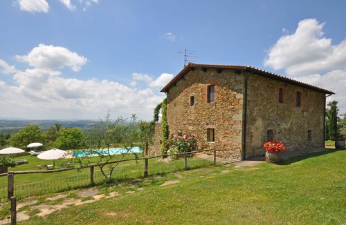 Castelnuovo Berardenga Apartment | Cosy apartment for 6 people with pool, WIFI, terrace, pets allowed and panoramic view