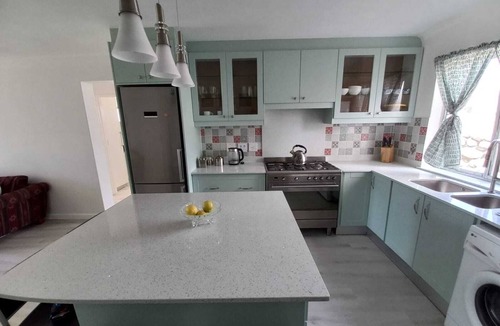 Westcliff Apartment | Cosy apartment by the ocean, located in a family friendly town.
