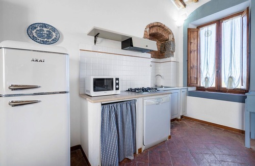 San Macario In Monte Apartment | Cosy apartment for 5 people with pool, WIFI, TV and panoramic view, close to San Gimignano