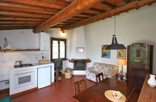 Montelupo Fiorentino Apartment | Cosy apartment for 3 people with WIFI, pool, TV, pets allowed and panoramic view, close to Flore.