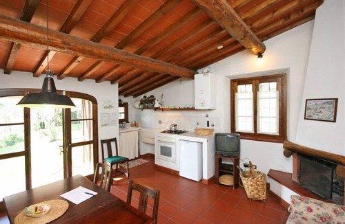 Montelupo Fiorentino Apartment | Cosy apartment for 3 people with WIFI, pool, TV, pets allowed and panoramic view, close to Flore.
