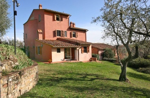 Montelupo Fiorentino Apartment | Cosy apartment for 3 people with WIFI, pool, TV, pets allowed and panoramic view, close to Flore.