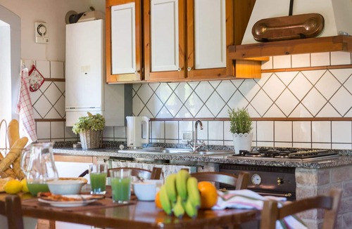 Peccioli Apartment | Cosy apartment for 6 people with A/C, pool, WIFI, TV, pets allowed and panoramic view