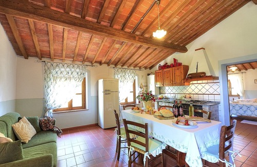 Peccioli Apartment | Cosy apartment for 6 people with A/C, pool, WIFI, TV, pets allowed and panoramic view