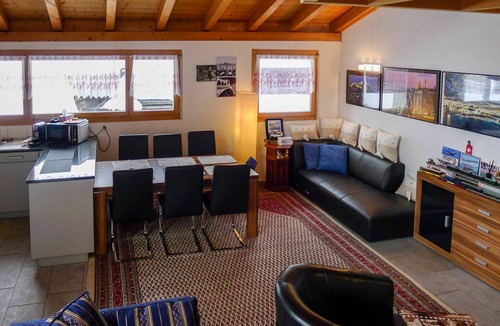 Zillis Apartment | Cosy apartment for 7 guests with WIFI, TV, balcony and panoramic view