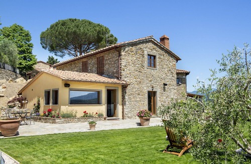 Pontassieve House | Cosy apartment in villa for 6 people with A/C, pool, WIFI, TV, patio and panoramic view