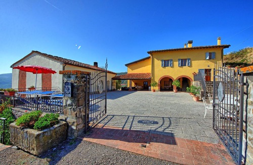 Montebonello Villa | Cosy apartment in villa for 2 guests with WIFI, A/C, pool, TV, pets allowed and panoramic view