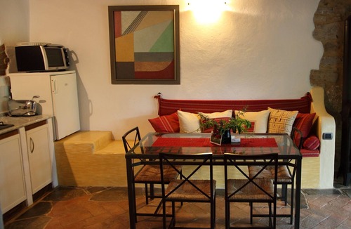 Radicondoli Apartment | Cosy & Comfy Apartment with private Terrace, Pool and Garden
