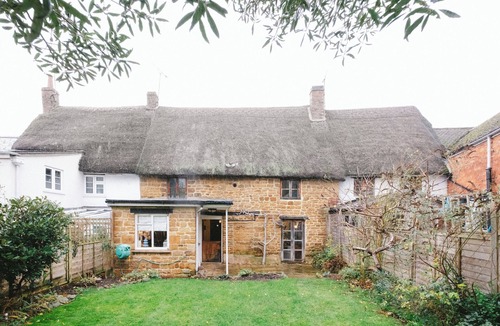 Bloxham Cottage | Cosy Cotswold Cottage | Log Burner and Garden