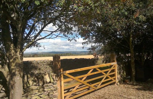 Allensford Cottage | Cosy Cottage Retreat. Log Burner. Courtyard & Starry Skies