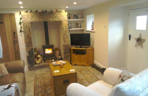Allensford Cottage | Cosy Cottage Retreat. Log Burner. Courtyard & Starry Skies