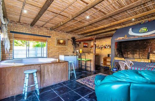 Pearly Beach House | Cosy Pearly Spacious Getaway with Jacuzzi, Braai