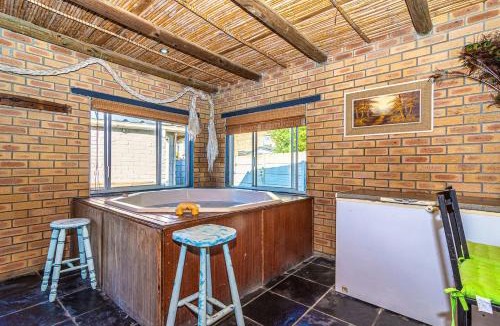 Pearly Beach House | Cosy Pearly Spacious Getaway with Jacuzzi, Braai