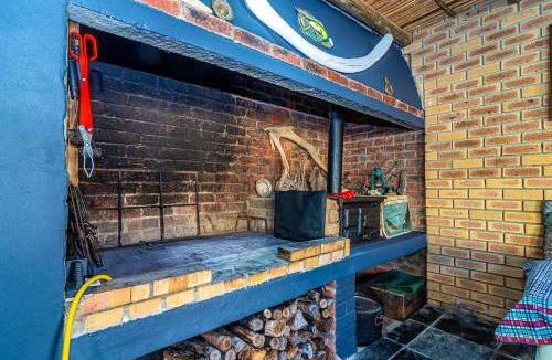 Pearly Beach House | Cosy Pearly Spacious Getaway with Jacuzzi, Braai